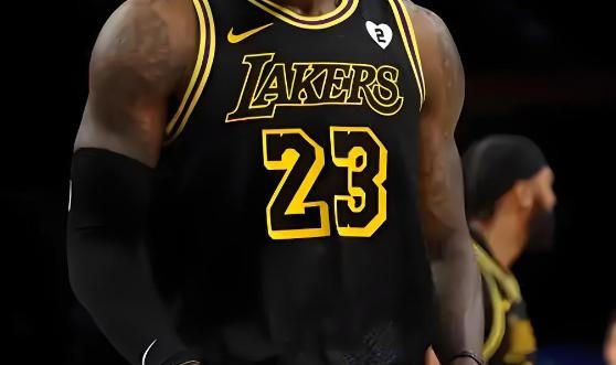 摊牌了，詹姆斯突爆争议决定！湖人队很意外，球迷：又想抱团了