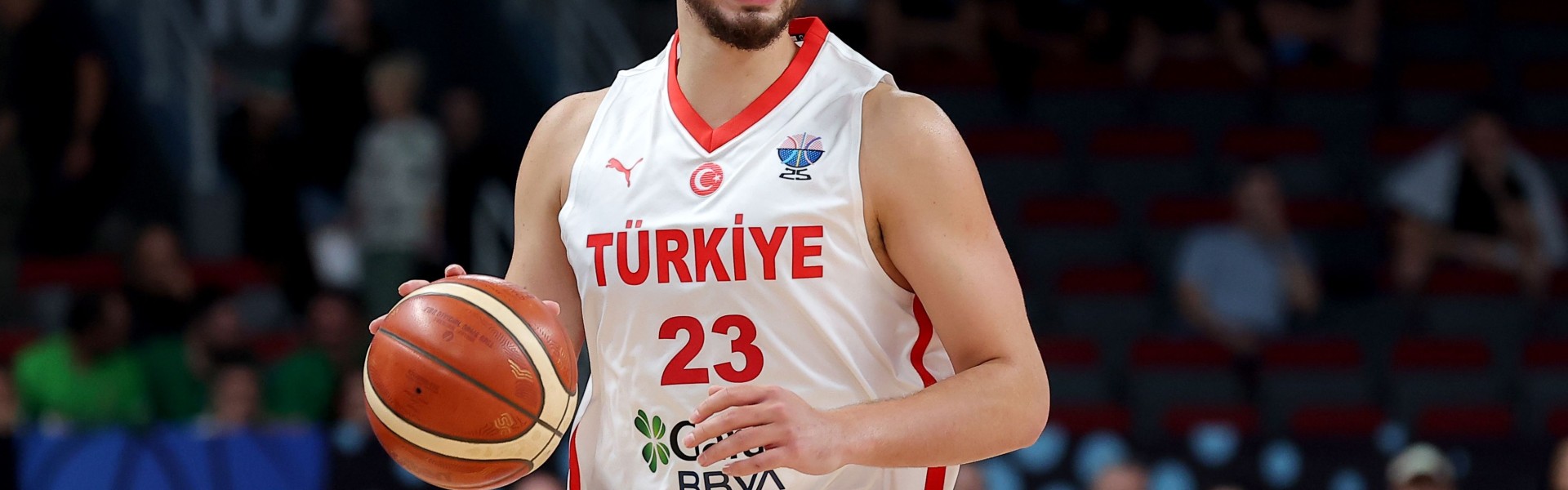 斯通盛赞申京表现统治级：体型出色比赛投入，全队倍感振奋