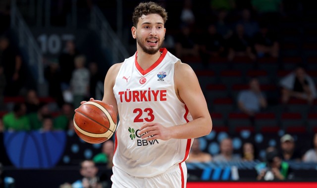 斯通盛赞申京表现统治级：体型出色比赛投入，全队倍感振奋