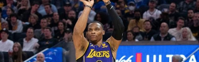 三亿体育网址-重返先发只是阵容试验？韦少未来命运依旧扑朔迷离