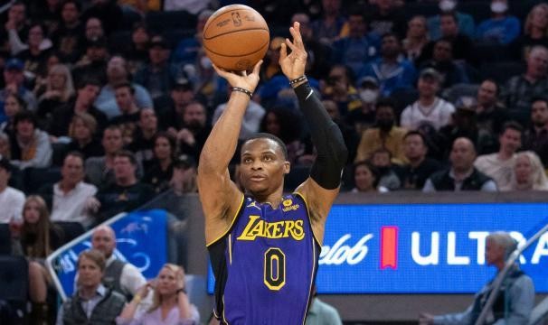 三亿体育网址-重返先发只是阵容试验？韦少未来命运依旧扑朔迷离