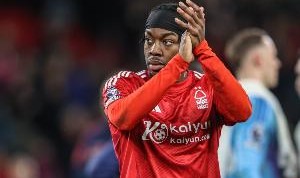 天空：伊兰加乘坐私人飞机抵达纽卡斯尔，即将接受纽卡体检