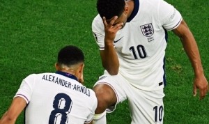 三亿-阿诺德晒贝林厄姆同框庆祝照：兄弟，生日快乐！