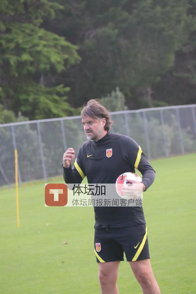 1679228935847010482.jpg 守门员教练-拉迪沃耶维奇-1.jpg